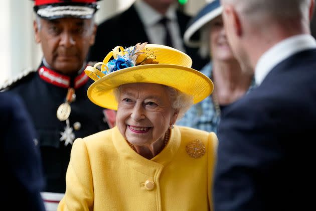 Queen Elizabeth reacts during her visit to Paddington Station in London. (Photo: ANDREW MATTHEWS via Getty Images)