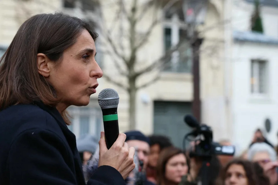 Sophie Binet, ici prononçant un discours lors d’une manifestation convoquée par des associations et ONG de défense des immigrés et par la CGT, devant l’Assemblée nationale à Paris, le 11 décembre 2023.