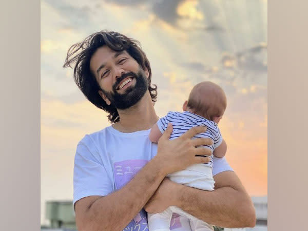 Nakuul Mehta with his son (Image source: Instagram)