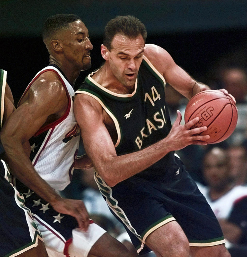 El brasileño Oscar Schmidt (14) resiste la marca de Scottie Pipen durante un partido de los Juegos Olímpicos de 1996 en Atlanta entre Brasil y EEUU. Oscar fue el máximo ídolo de Kobe Bryant, quien quedó encandilado con él cuando lo veía jugar contra el equipo de si padre en la liga italiana siendo pequeño. (AP Photo/Hans Deryk, File)