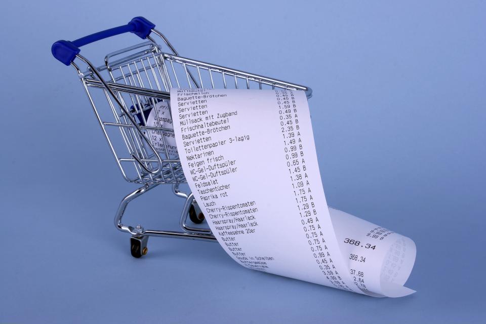 (GERMANY OUT) Symbol Einzelhandel, Supermarkt, Einkaufen, Preise, Einkaufswagen (Modell) mit Kassenbon (Photo by Wodicka/ullstein bild via Getty Images)