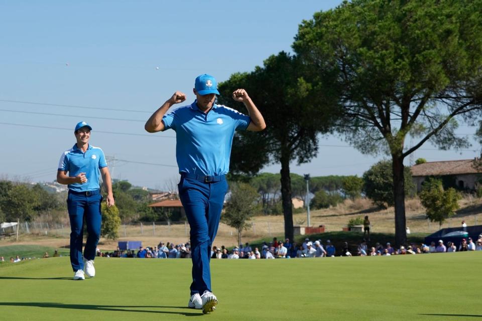 Aberg celebrates their winning moment on the 15th green (AP)