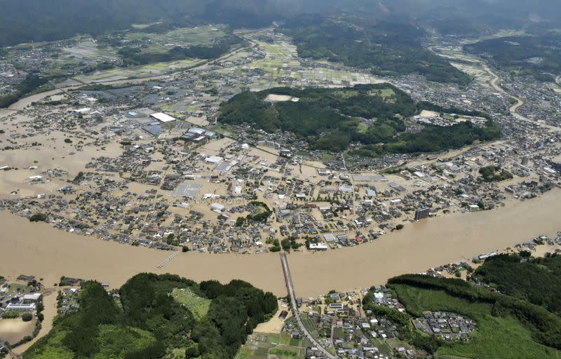 Una vista aérea muestra el río Kuma inundado por una fuerte lluvia en una zona residencial de Hitoyoshi, prefectura de Kumamoto, en el sur de Japón, el 4 de julio de 2020