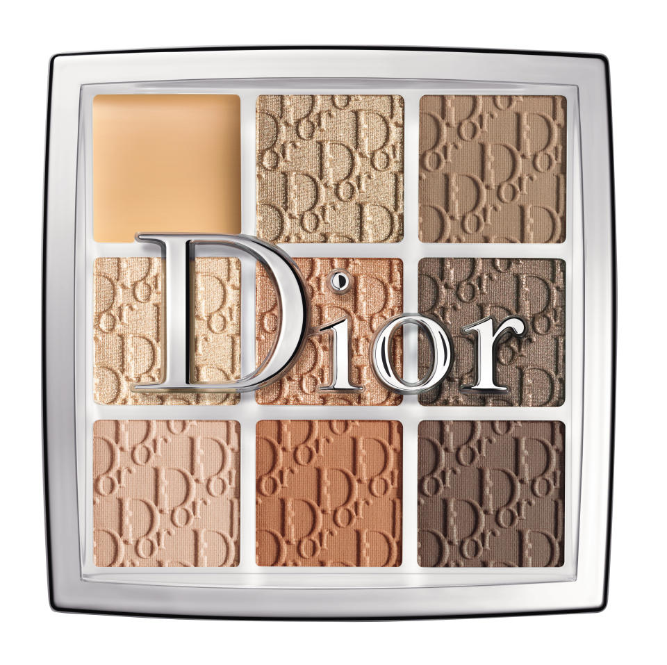 Von hell zu dunkel und von oben über außen um das Auge herum – easy mit der Dior Backstage Eye Palette Nr. 001 Warm Neutrals. (Bild: Dior)