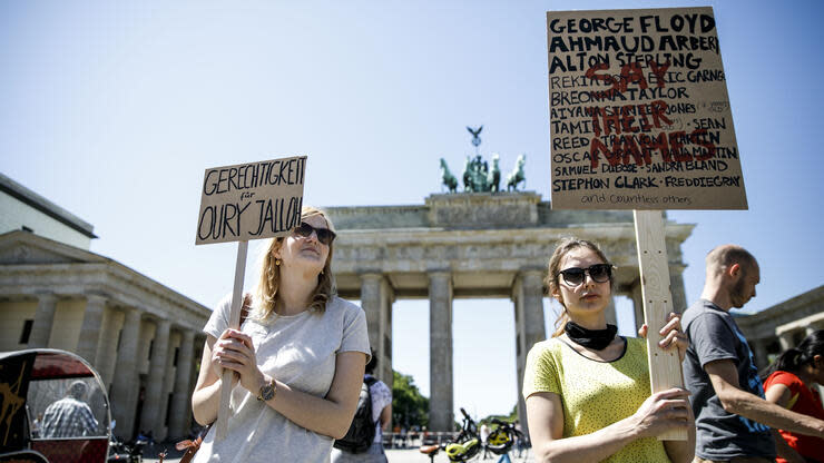 Teilnehmer der „Say their names“-Mahnwache gegen Polizeigewalt in den USA und weltweit. Foto: dpa