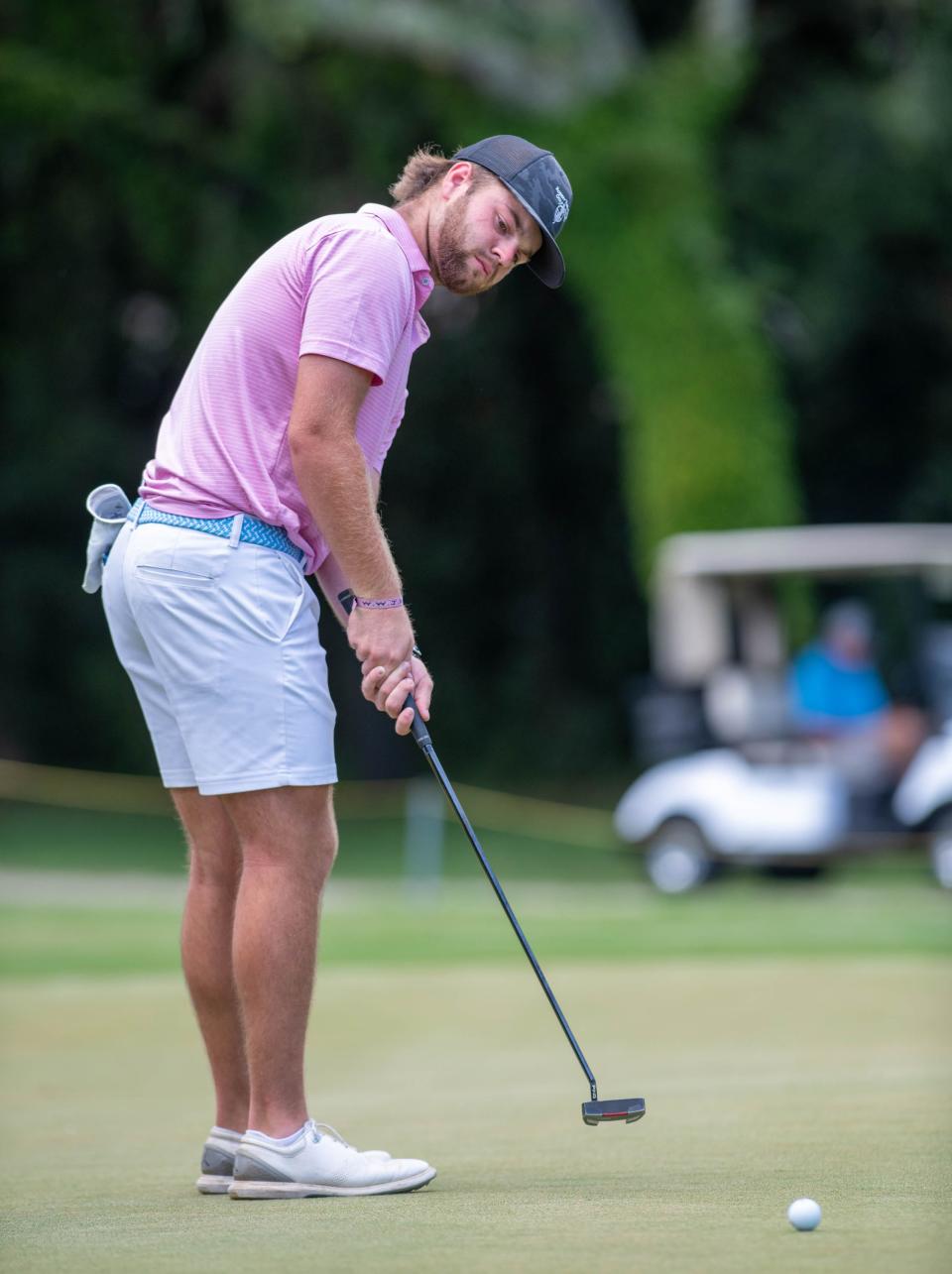 Braden Duvall patea durante el torneo de golf de la gira de verano Sugar Sands Showdown en The Club at Hidden Creek en Navarra el martes 13 de junio de 2023.