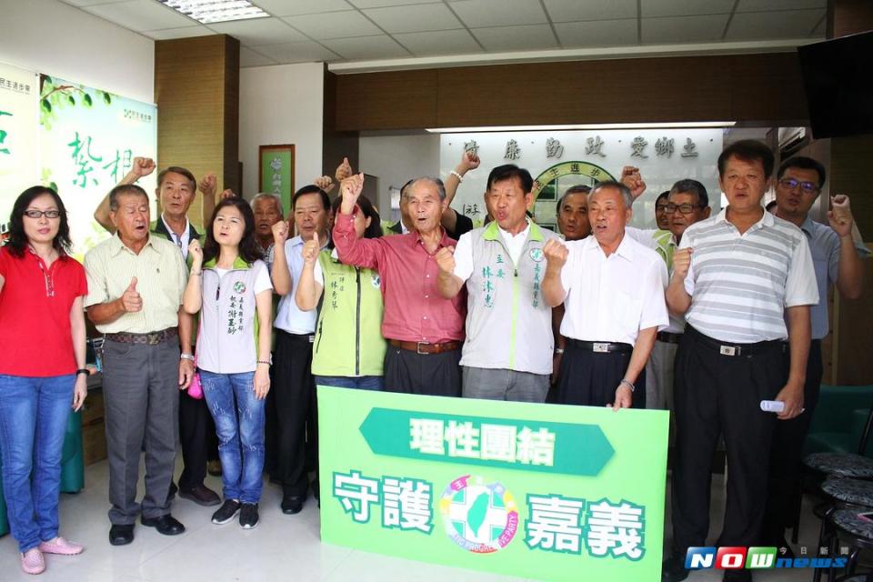 嘉義縣「兩個太陽」紛爭，已造成基層焦慮，民進黨嘉義縣黨部邀請黨籍鄉鎮市長、議員、幹部連署，呼籲理性團結，共同守護嘉義。（圖／記者邱嘉琪攝 , 2017.08.23）