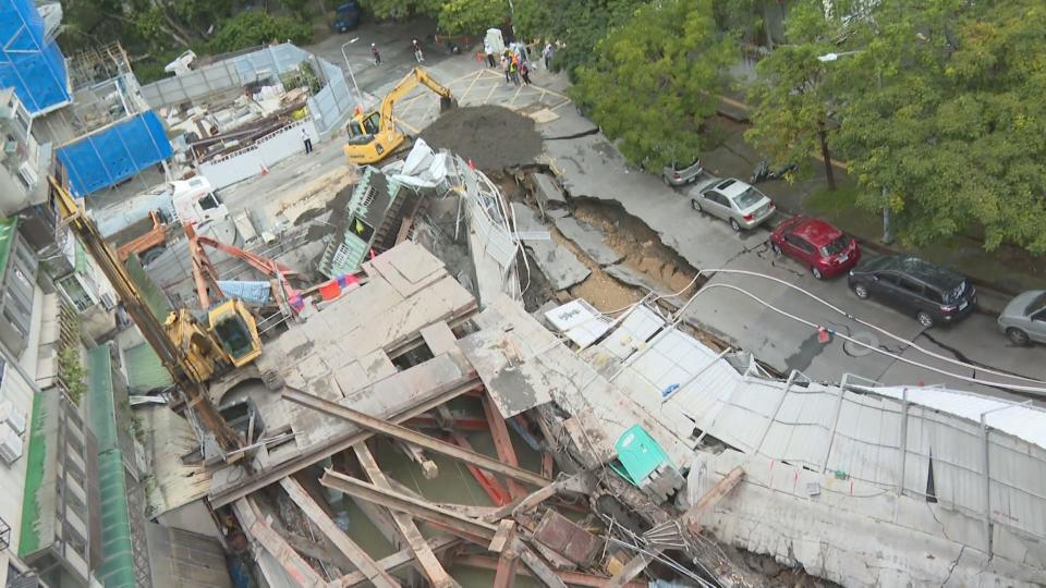 建案「基泰大直」疑似連續壁未達標準深度，導致鄰近道路、住宅大樓嚴重塌陷。（資料畫面）