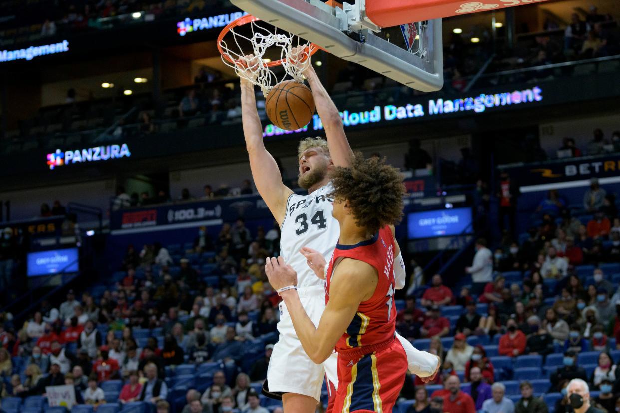 San Antonio Spurs center Jock Landale (34) dunks against New Orleans Pelicans center Jaxson Hayes, right, in the first half of an NBA basketball game in New Orleans, Saturday, Feb. 12, 2022. (AP Photo/Matthew Hinton)