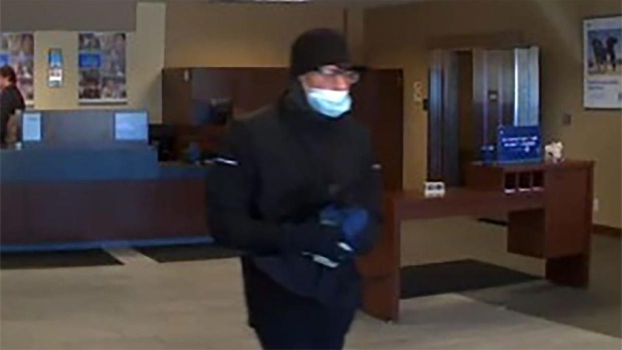 <div>Suspect in Pleasant Prairie bank robbery (Courtesy: PPPD | Facebook)</div>