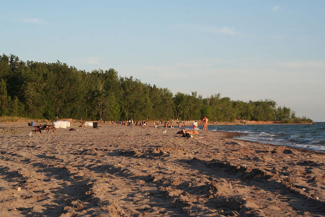 <b><p>Hanlan’s Point Beach (Toronto, US)<b> <p>Next to Wreck Beach in Vancouver, Hanlan’s Point Beach is the only other nudist beach in Canada. With vision statements promoting friendliness and hospitality, the beach club here maintains an online group and holds various beach activities for opportunities of interaction amongst fellow naturists.</p></b></p></b>