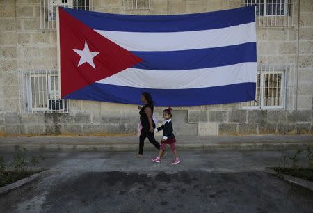 People walk to pay tribute to Cuba's late President Fidel Castro in Revolution Square in Havana, Cuba, November 28, 2016. REUTERS/Carlos Barria