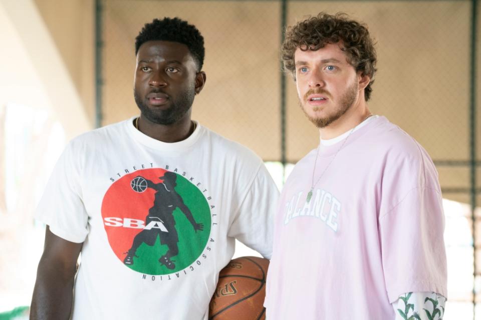 (L-R): Sinqua Walls as Kamal and Jack Harlow as Jeremy in 20th Century Studios’ WHITE MEN CAN’T JUMP, exclusively on Hulu. Photo by Peter Lovino. © 2023 20th Century Studios. All Rights Reserved