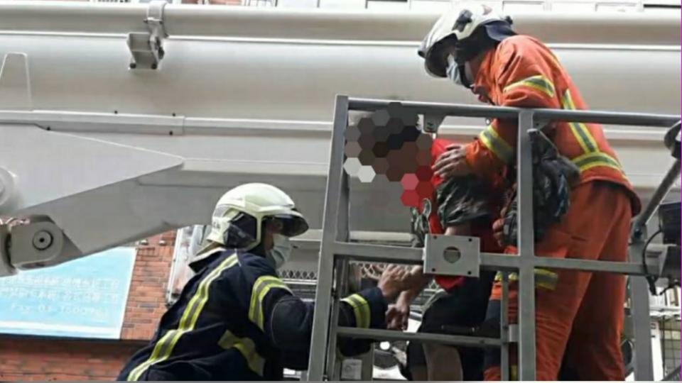 消防使用雲梯車將攀窗婦人救出。（圖／桃園消防局提供）