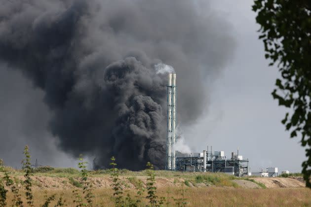 27 July 2021, North Rhine-Westphalia, Leverkusen: A dark cloud of smoke rises above the Chempark. After an explosion, fire brigade, rescue forces and police are currently in large-scale operation, the police explained. Due to the damage, the busy motorway A1 near Leverkusen has been closed. Photo: Oliver Berg/dpa (Photo by Oliver Berg/picture alliance via Getty Images) (Photo: picture alliance via Getty Images)