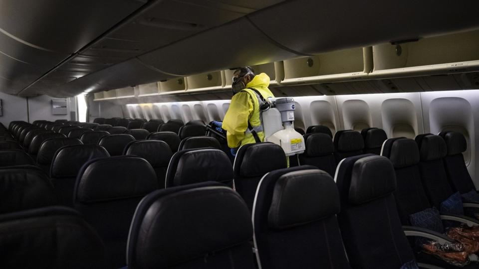 Ein Mitarbeiter des Flughafens Paris-Charles-de-Gaulle desinfiziert den Passagierraum eines Air France-Maschine.