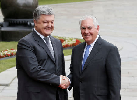 Ukrainian President Petro Poroshenko and U.S. Secretary of State Rex Tillerson shake hands in Kiev, Ukraine July 9, 2017. REUTERS/Valentyn Ogirenko