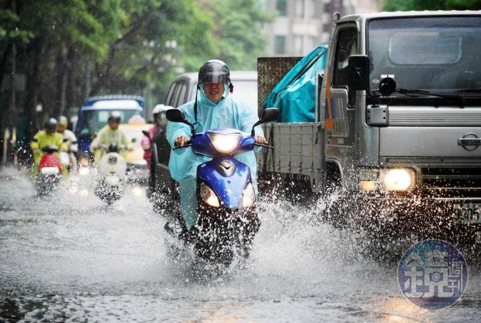 高雄豪雨狂炸，許多地區出現淹水的情況，民眾出門只能冒險涉水。