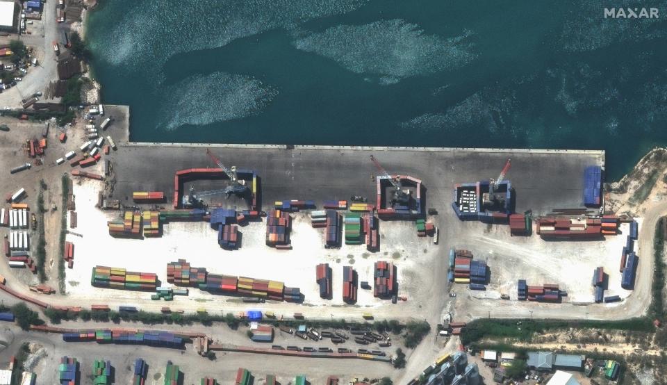 2024年3月14日，衛星照顯示，海地太子港的碼頭有貨櫃被用來當成路障。路透社／Maxar Technologies
