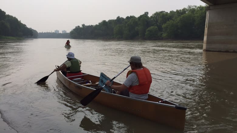 Winnipeg Energy East critics paddle river as part of nationwide event