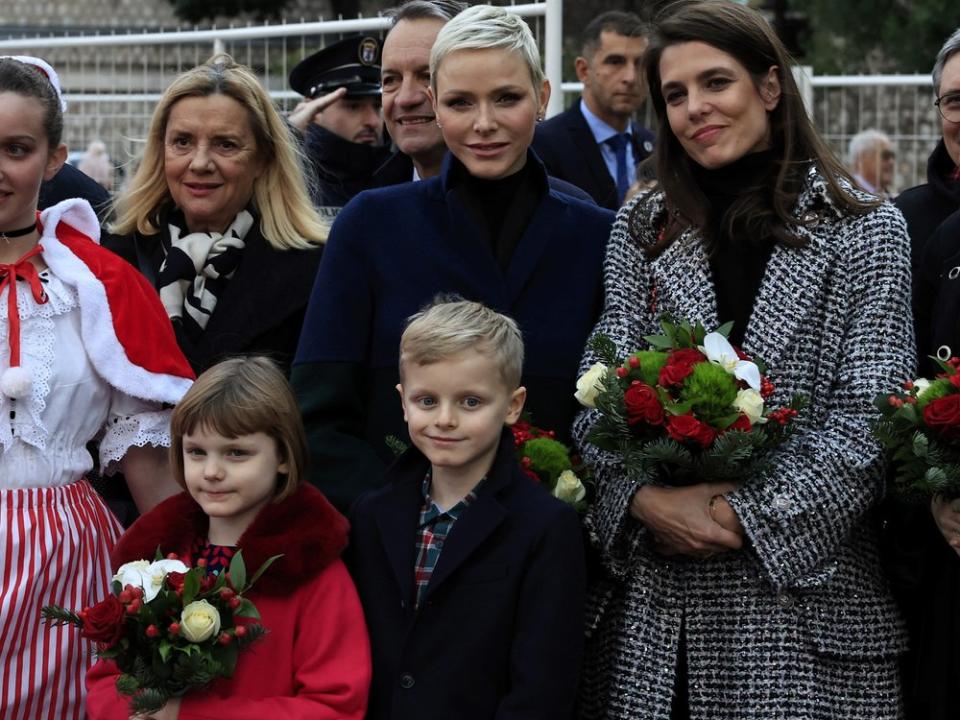 Fürstin Charlène 8Mitte) mit Prinzessin Gabriella, Prinz Jacques und Charlotte Casiraghi (r.) beim Weihnachtsmarkt in Monaco. (Bild: Getty Images/AFP/Valery Hache)