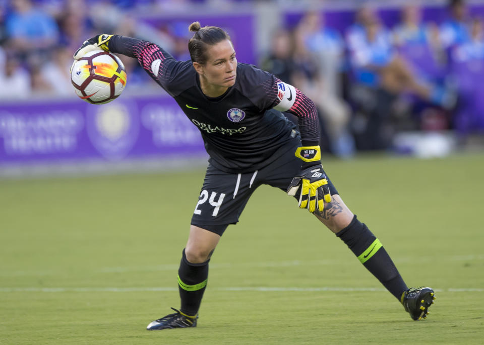 Ashlyn Harris throws a ball during the NWSL soccer match between the Orlando Pride and New Jersey Sky Blue FC (Photo by Andrew Bershaw/Icon Sportswire via Getty Images)