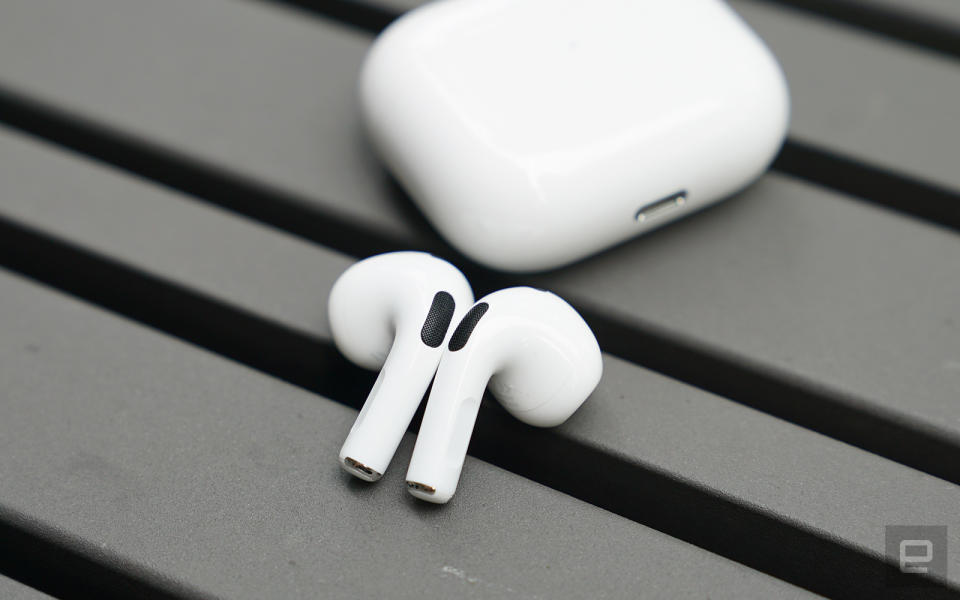 傳「AirPods Lite」會在 2024 年下半年登場，但蘋果耳機的全年出貨量可能會小跌