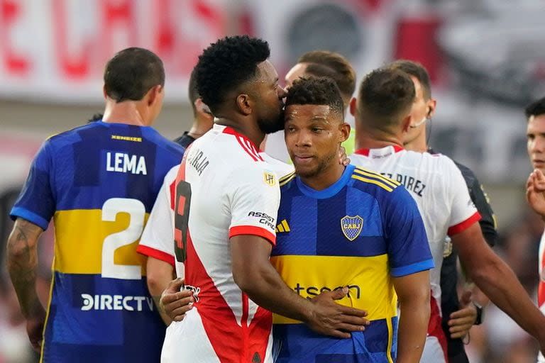 Escena del partido que disputan River Plate y Boca Juniors.