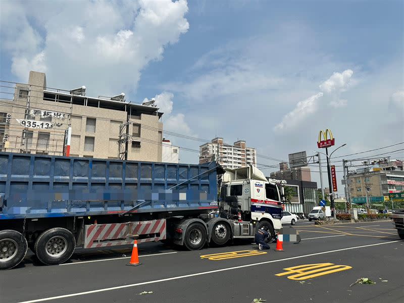 機車慘遭砂石車撞上後捲進車底。（圖／翻攝畫面）