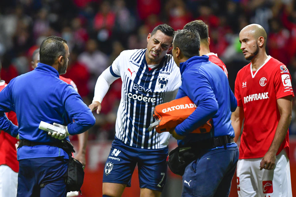 Rogelio Funes Mori sale lesionado en partido correspondiente la Jornada 9 del Torneo Apertura 2022 entre Toluca y Monterrey. Foto Archivo: Jaime Lopez/Jam Media/Getty Images.