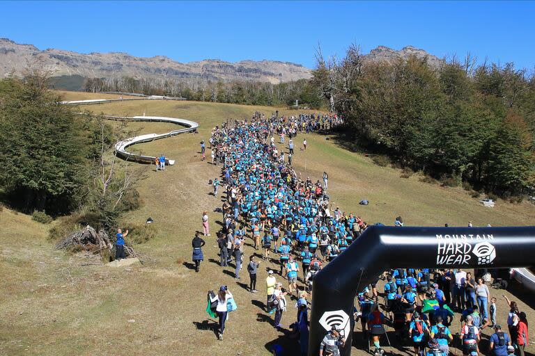 Cientos de participantes toman la largada de los 21 kilómetros en la base de Chapelco, un entorno motivador para afrontar la exigencia.