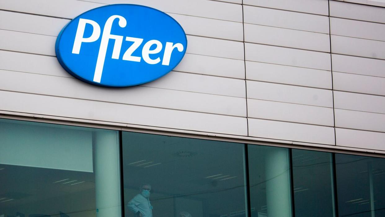 Das Pharmaunternehmen Pfizer entwickelte den Impfstoff zusammen mit dem deutschen Hersteller Biontech aus Mainz.