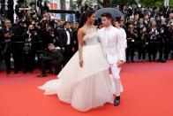 Il y'aurait-il comme du mariage dans l'air pour Priyanka Chopra et le chanteur Nick Jonas qui se sont amenés à la projection du long-métrage de Claude Lelouch tous deux vêtus de blanc ? Difficile en scrutant la robe tout en tulle vaporeux de la jeune femme de ne pas imaginer qu'il pourrait s'agir de celle d'une mariée.