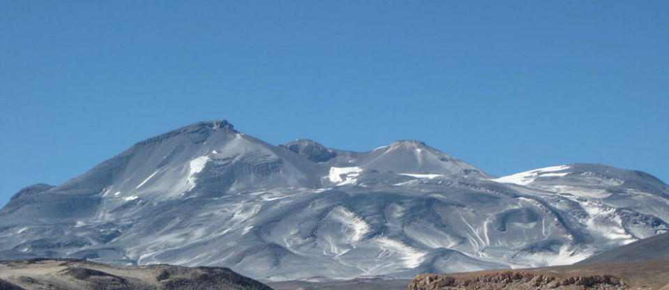 Nevado Ojos del Salado est situé sur la frontière de l'Argentine et du Chili, c'est le plus haut volcan du monde. Il s'élève à une altitude de 6 891 mètres.
