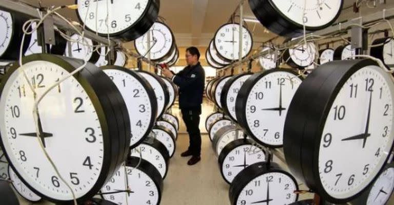 Los relojes atómicos ayudan a definir la hora con precisión.