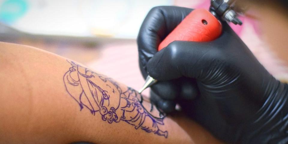 Der Unterarm ist eine der schmerzfreiesten Stellen für ein Tattoo. - Copyright: Bijoy Buragohain / EyeEm/Getty Images