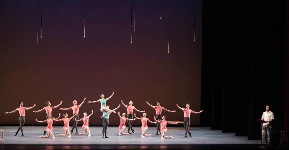 Los bailarines de Miami City Ballet y Philip Kalmanovitch en “Square Dance”, de George Balanchine. 