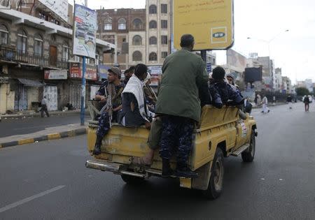 Shi'ite Houthi rebels in police uniform ride a patrol truck in Sanaa in this October 9, 2014 file photo. REUTERS/Khaled Abdullah/Files