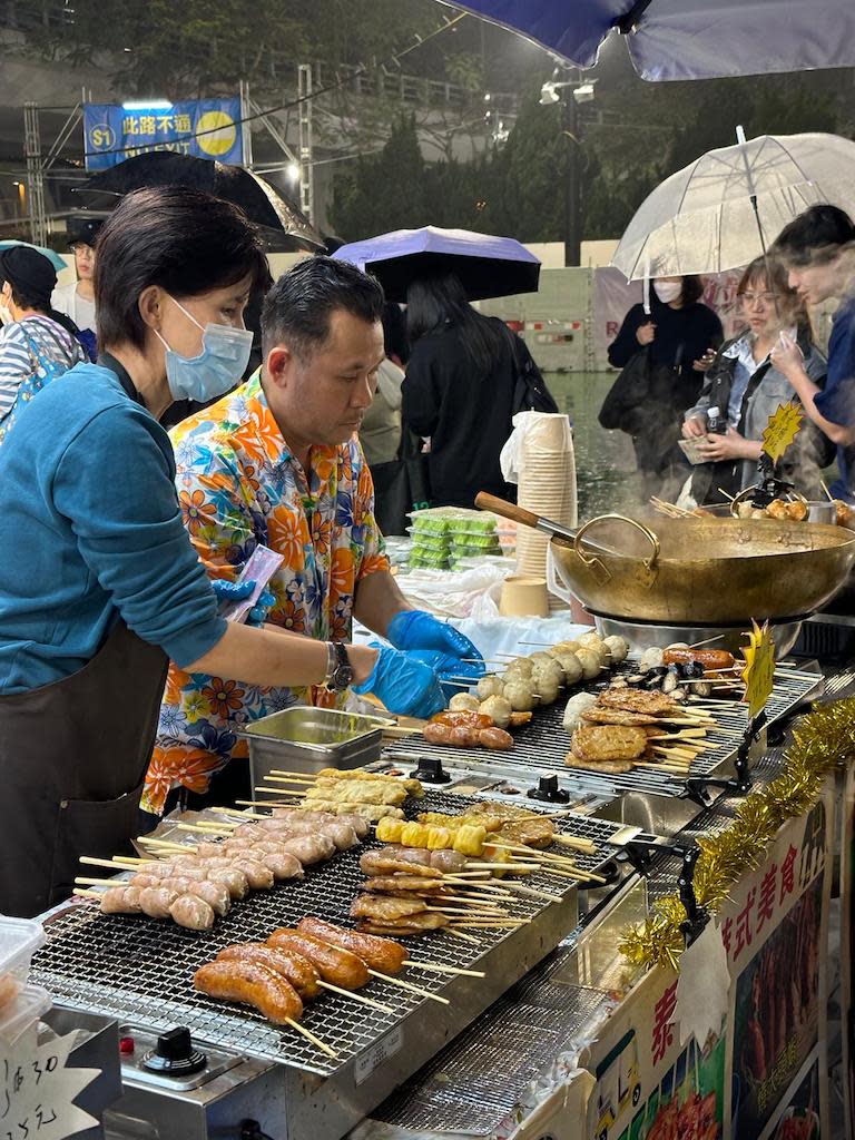 新年好去處2024｜全港15區年宵花市開鑼！維園年宵乾貨回歸、各地小食香蕉煎餅＋地瓜球 花市攤檔地點/前往方法一覽