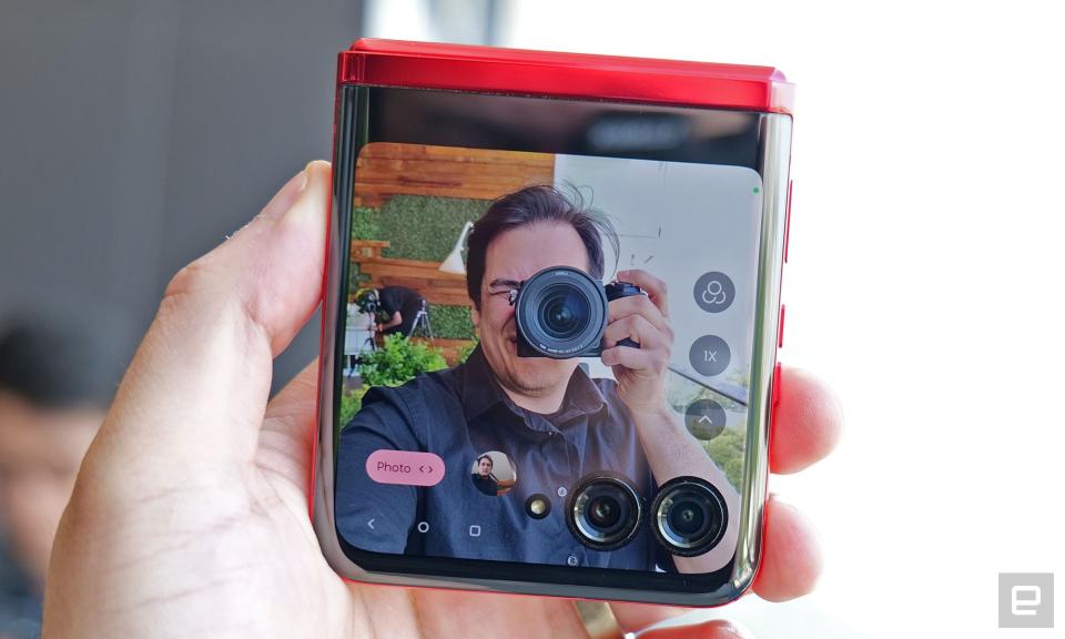 <p>The Razr+'s big exterior screen comes in handy when you want to do stuff like preview images using the main cameras.</p>
