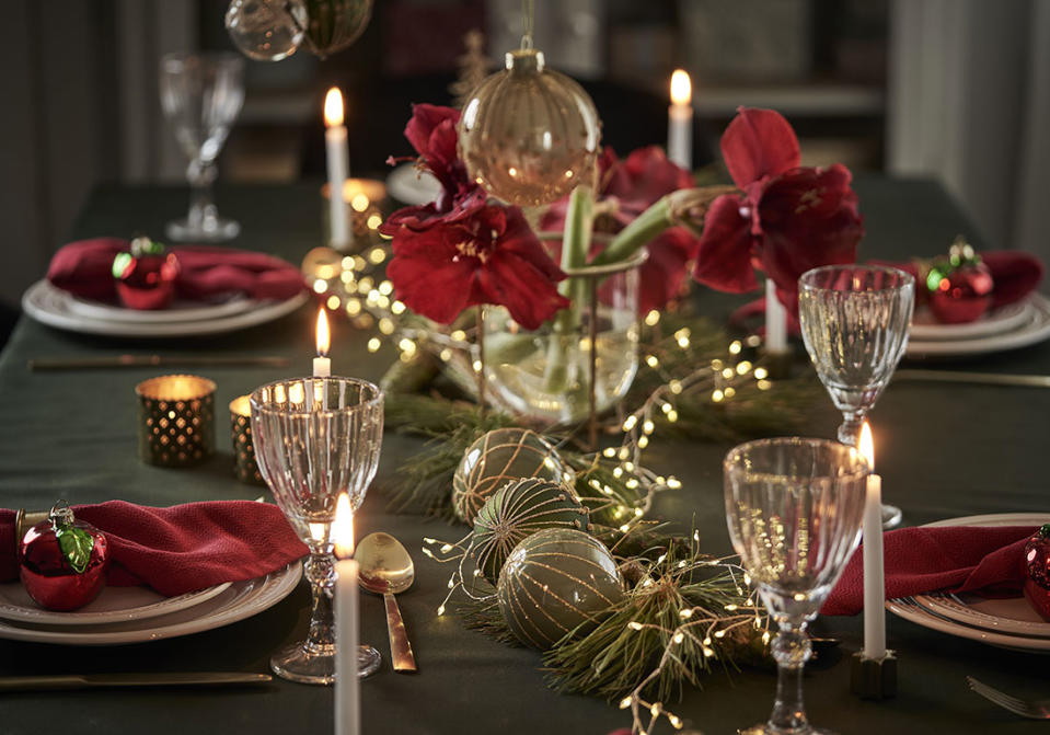 Centre de table avec des boules de Noël vert et rouge