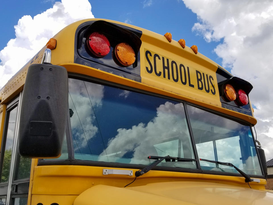 Nadie sabe qué pasó desde que el niño debió bajar en la escuela hasta que hallaron su cuerpo sin vida en el interior del autobús. (Foto: Getty Images)