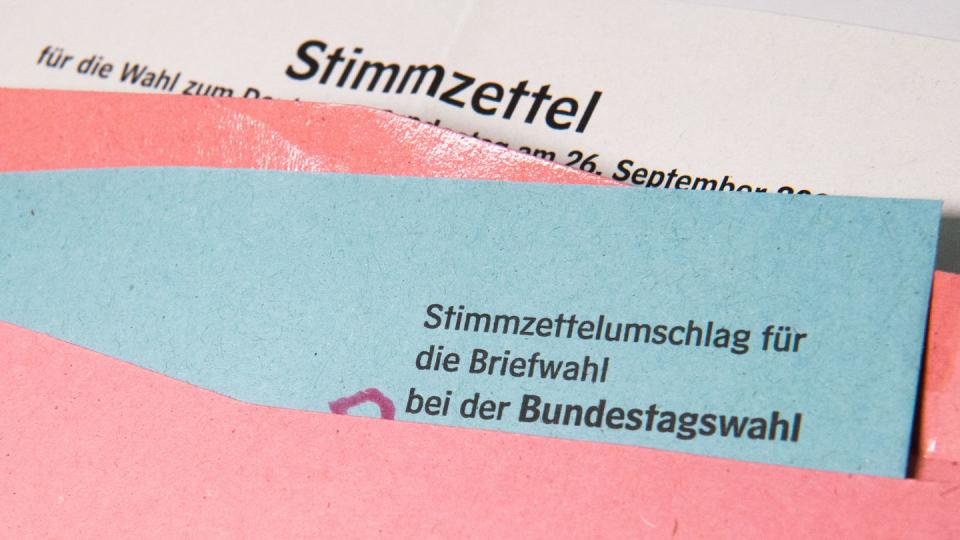 Ein Muster von einem Stimmzettelumschlag für die Briefwahl bei der Bundestagswahl 2021 liegt auf einem Tisch.