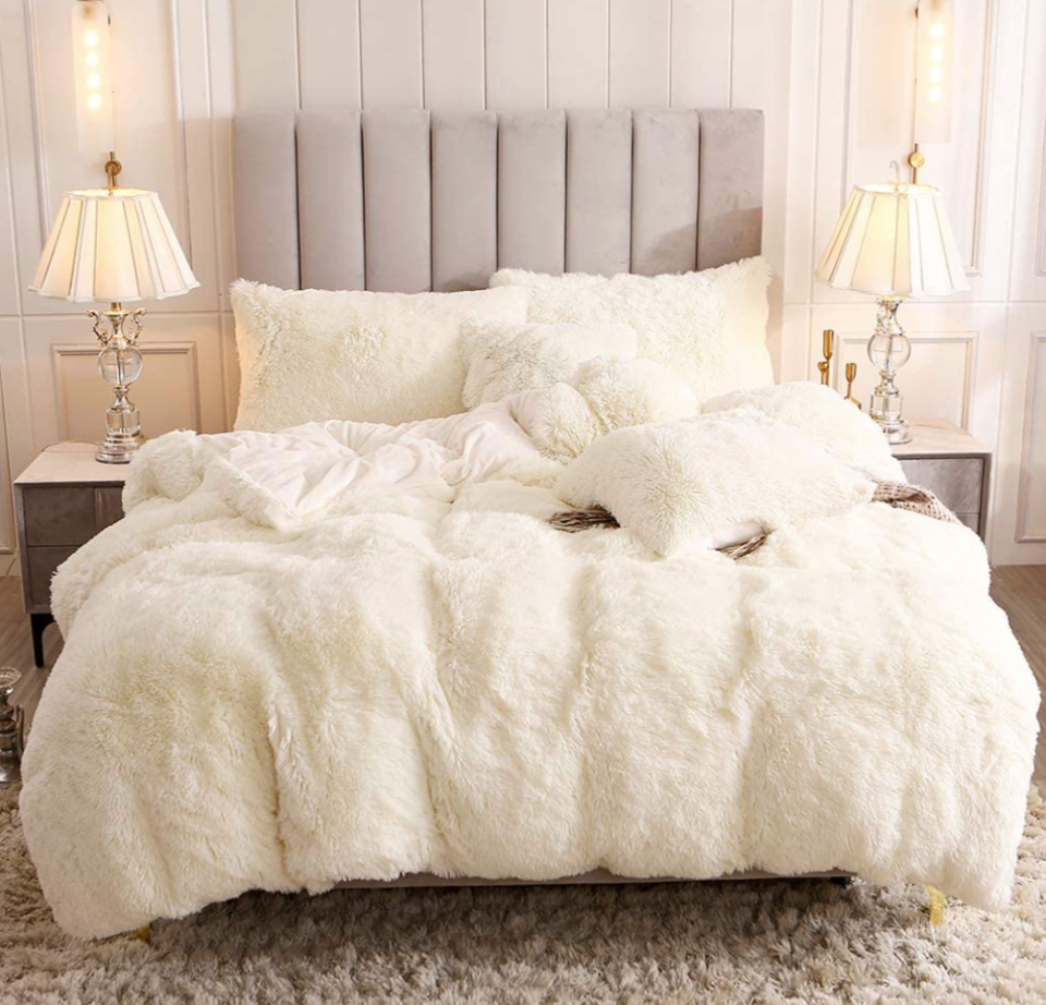 Uhamho Fluffy Faux Fur Duvet Cover in Cream (Photo via Amazon)