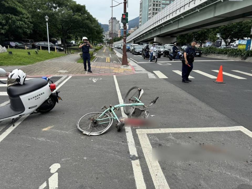 聯結車駕駛右轉時疑因視線死角及內輪差撞上騎單車男子。（翻攝畫面）