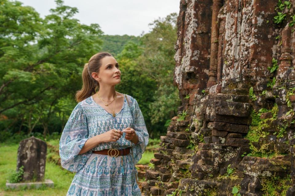 A Tourist’s Guide to Love. Rachael Leigh Cook as Amanda in A Tourist’s Guide to Love. Cr. Sasidis Sasisakulporn/Netflix © 2022