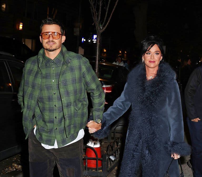 Katy Perry y Orlando Bloom durante una salida romántica. La pareja fue a cenar a un restaurante de Nueva York y se los pudo ver muy enamorados y felices