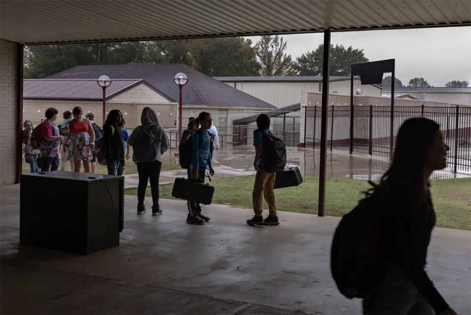 Students walk to class in between class periods at Tenaha High School. (Shelby Tauber / The Texas Tribune)