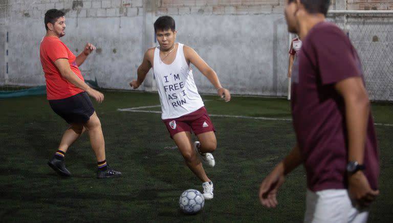 Jorge Liquin durante un partido de TEB; antes de llegar a un equipo gay, sufrió momentos de extrema angustia