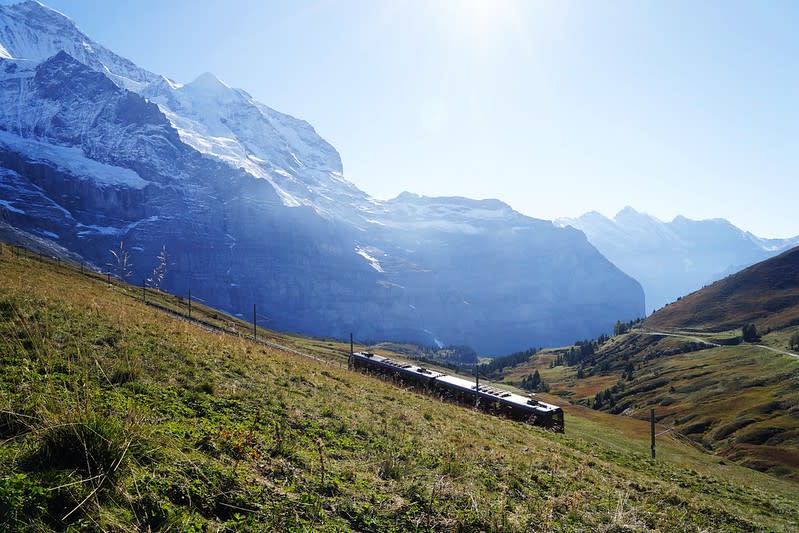 登上少女峰山頂必經的火車站～小夏戴客（Kleine Scheidegg）